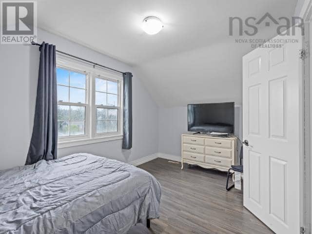 4 Elmdale Crescent — photo 26 of 40