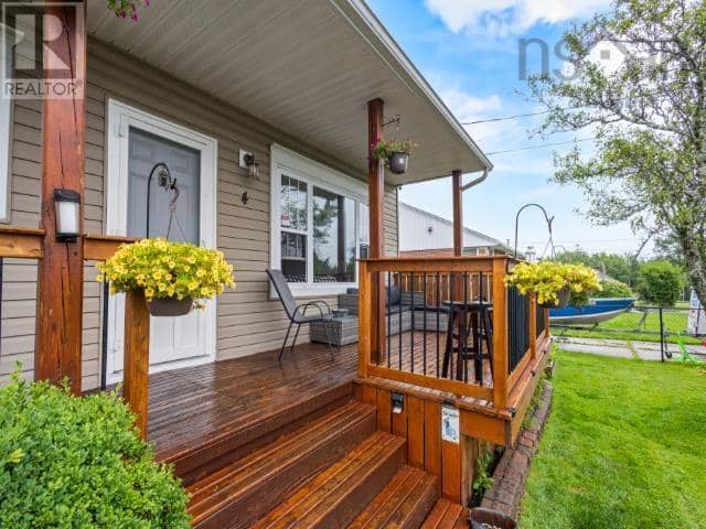 4 Elmdale Crescent — photo 3 of 40