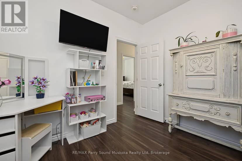50 Bowes Street — photo 12 of 38
