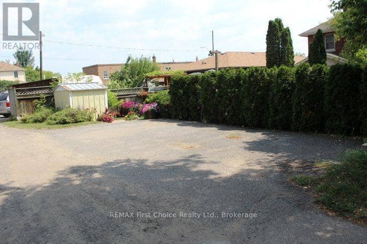 310 Algoma Street N — photo 11 of 40