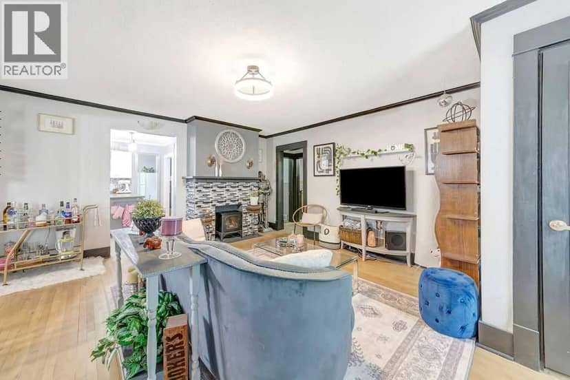1512 49 Avenue — photo 3 of 40