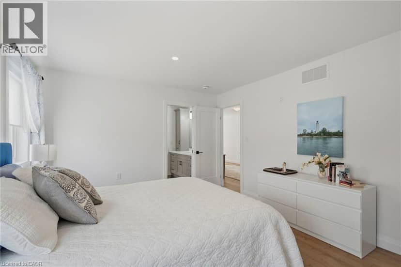 15 SAINT ANTHONY Place — photo 32 of 40