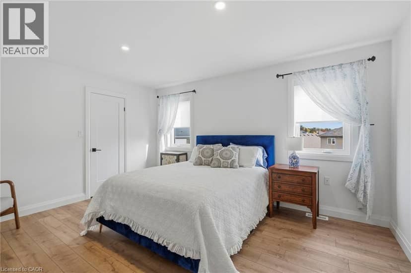 15 SAINT ANTHONY Place — photo 31 of 40