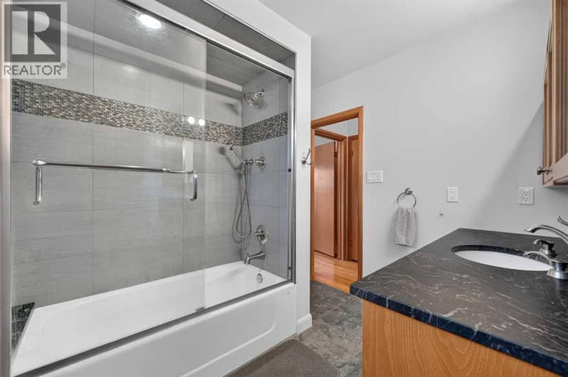4124 19 Street NW — photo 22 of 40