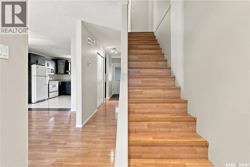 102 Oakview DRIVE — photo 4 of 40