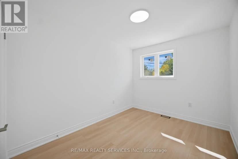 92 Corby Crescent — photo 14 of 25