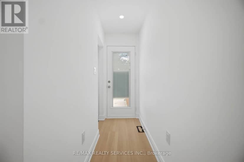 92 Corby Crescent — photo 18 of 25