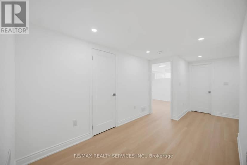92 Corby Crescent — photo 20 of 25