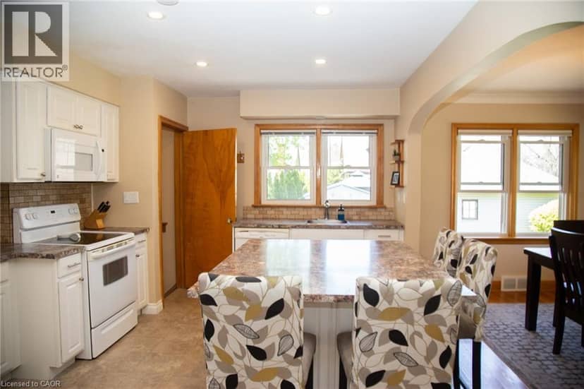 42 HAWTHORNE Avenue — photo 11 of 40