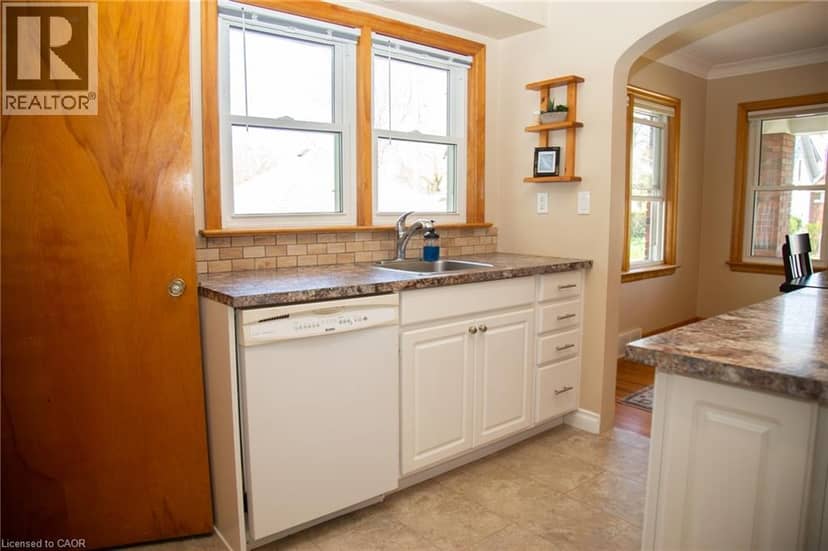 42 HAWTHORNE Avenue — photo 13 of 40