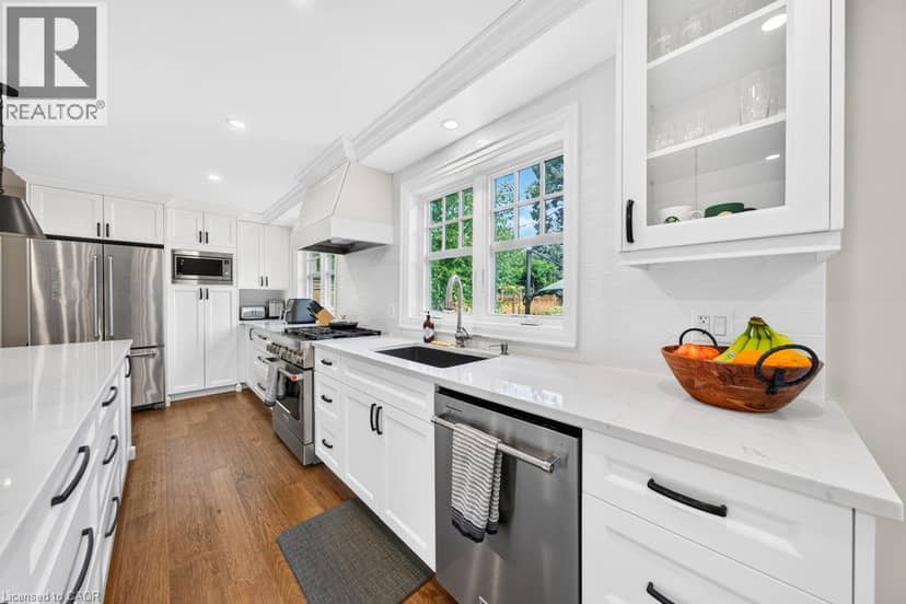 385 ROSSLYN Drive — photo 15 of 40