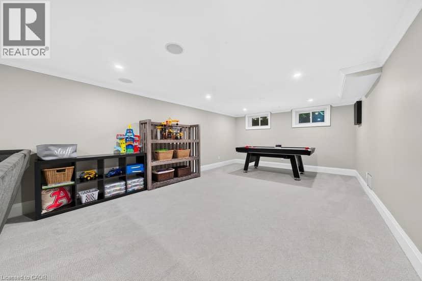 385 ROSSLYN Drive — photo 33 of 40