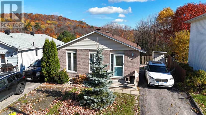 27 Hergott AVE, Elliot Lake, photo 2