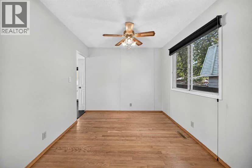 112 Queensland Place SE — photo 10 of 40