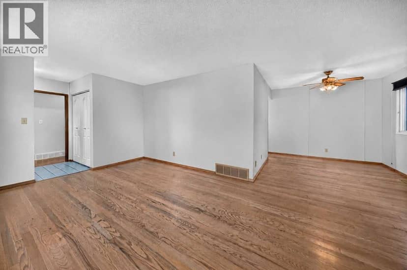 112 Queensland Place SE — photo 9 of 40