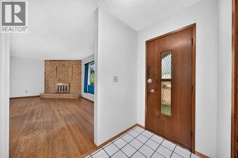 112 Queensland Place SE, Calgary, photo 2
