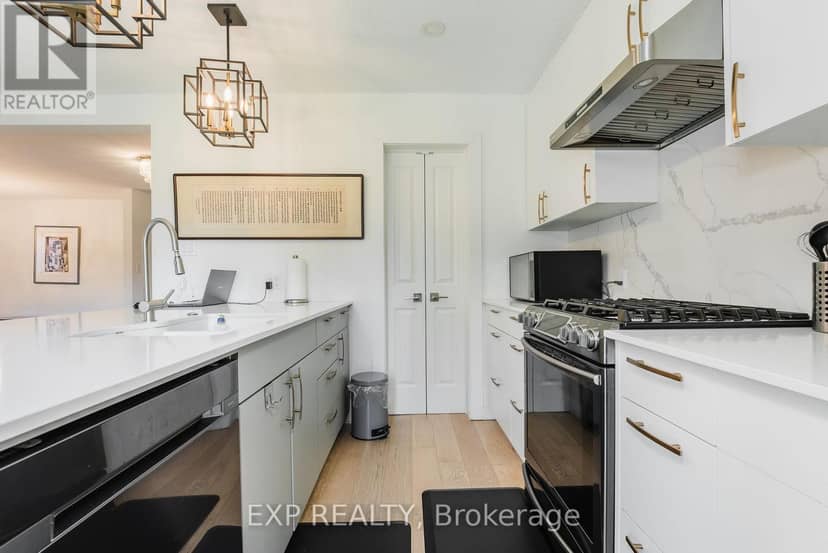 60 Gooderham Drive, Toronto, photo 3