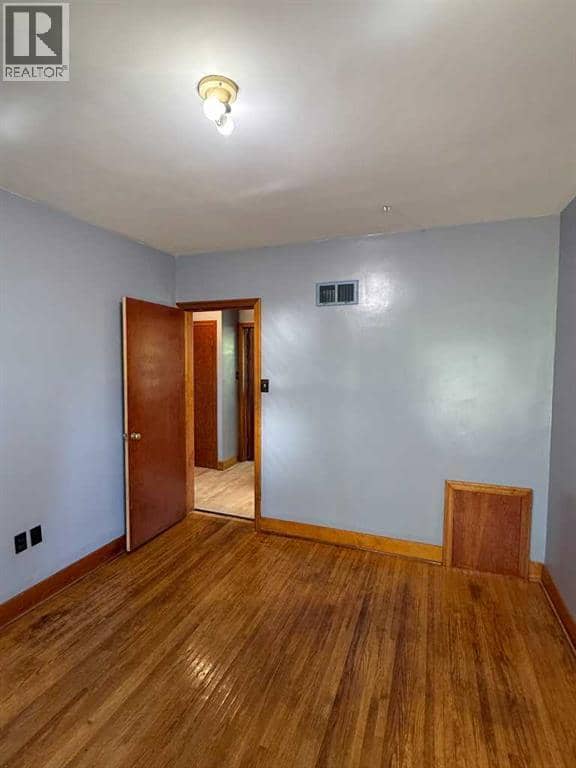 5221 51 Avenue — photo 14 of 38