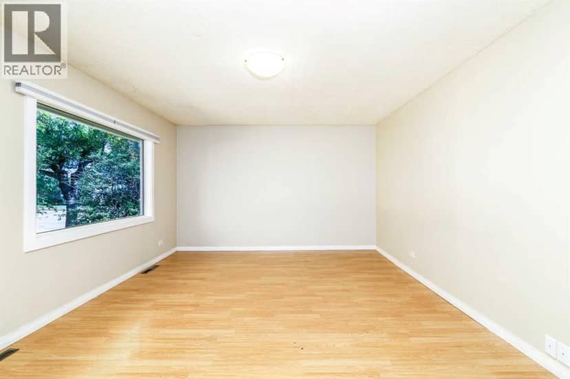 3905 46 Street — photo 10 of 37