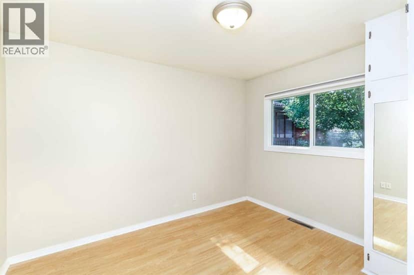 3905 46 Street — photo 11 of 37