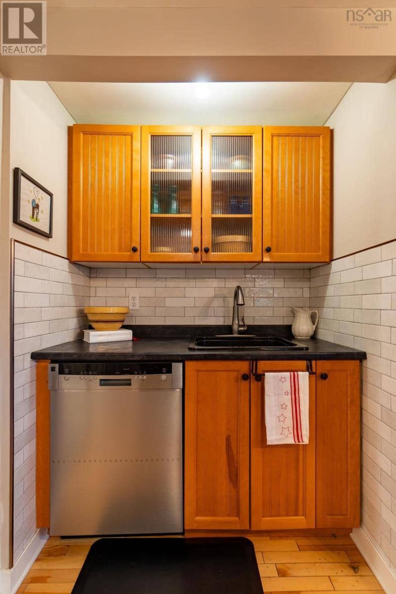 1131 Queen Street — photo 13 of 40