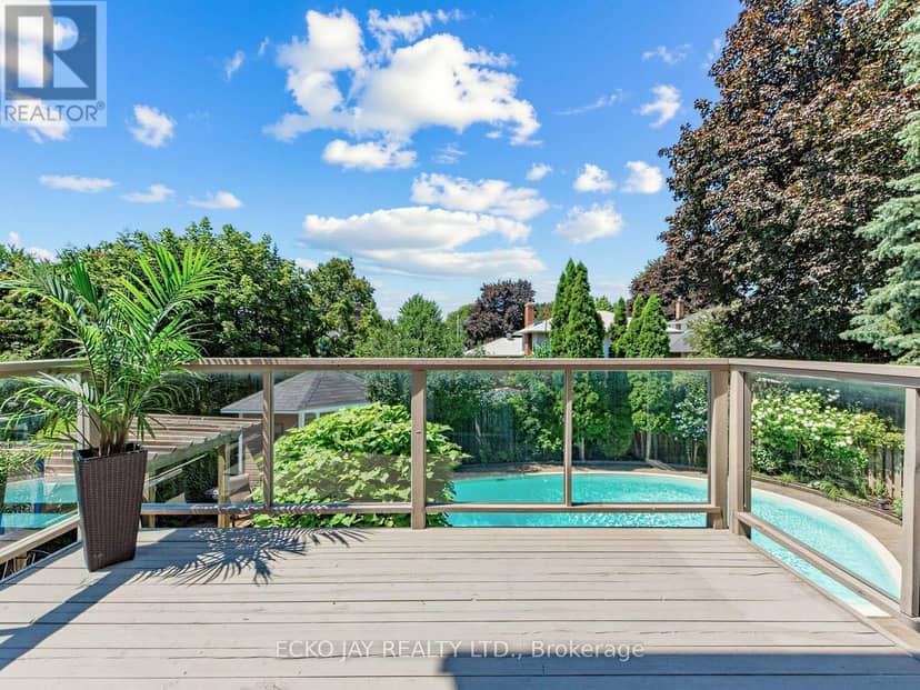 22 Meadowglade Crescent — photo 12 of 40
