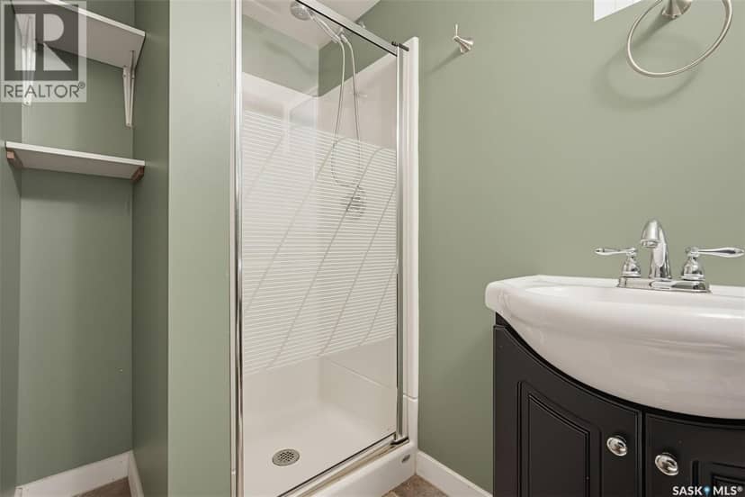 615 Clarence AVENUE S — photo 25 of 40