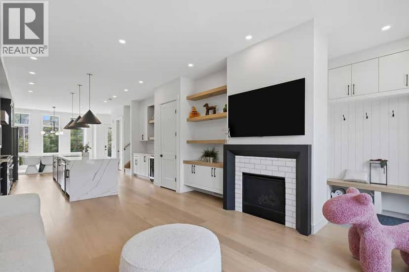 136 10 Avenue NW — photo 15 of 39