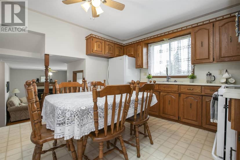 62 Laronde AVE — photo 16 of 40