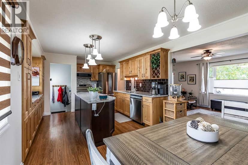 1654 10 Avenue NE — photo 12 of 40