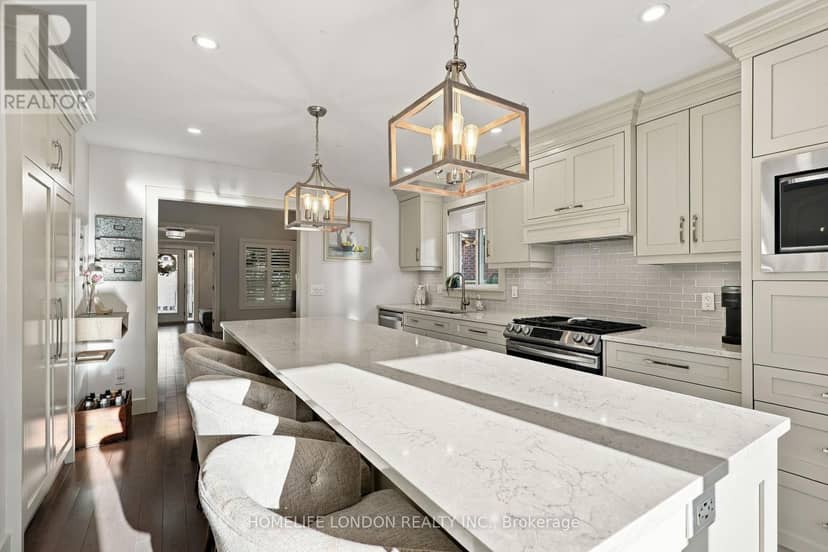 2195 Thornicroft Crescent E — photo 13 of 40