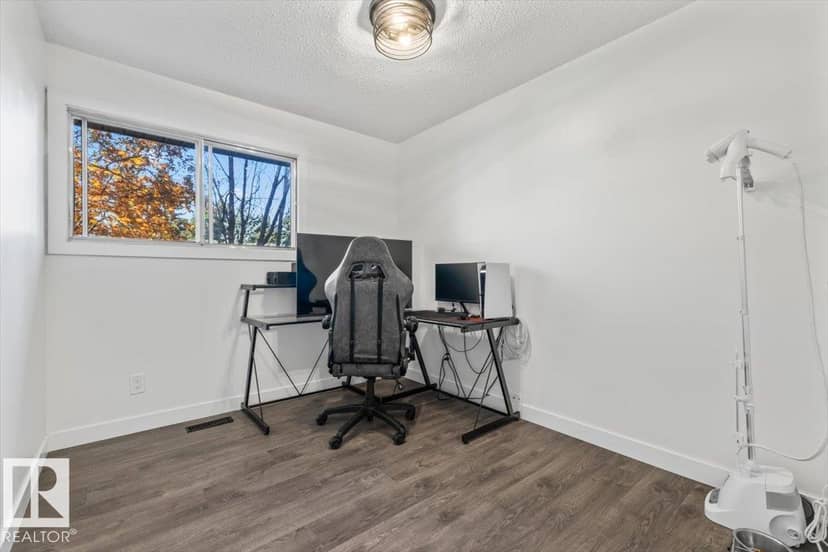42 Glengarry Cr — photo 15 of 32