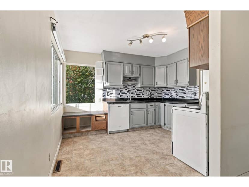 7308 77 ST NW — photo 11 of 40