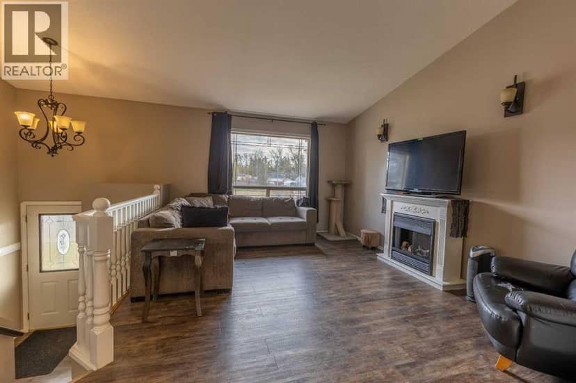 4430 47 Avenue, Sylvan Lake, photo 3
