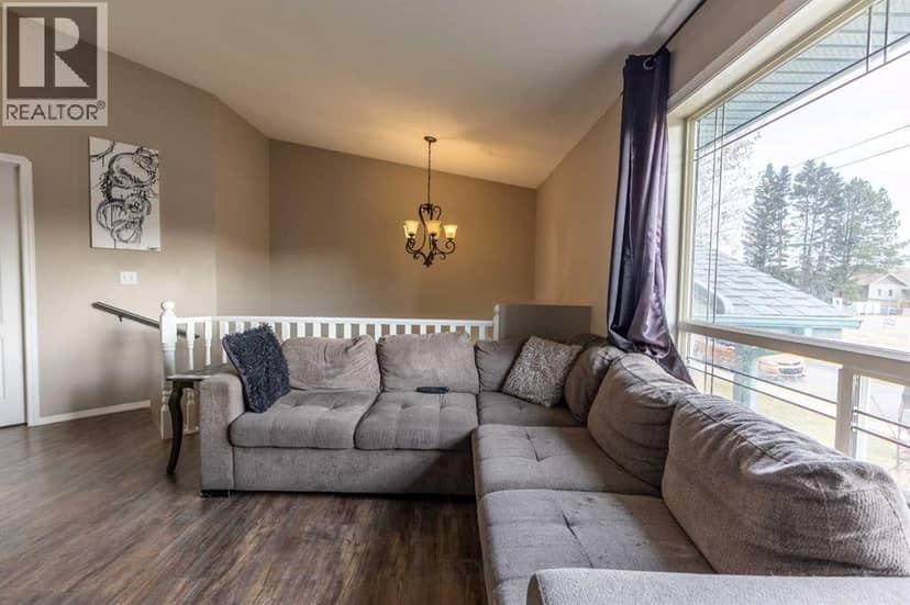 4430 47 Avenue, Sylvan Lake, photo 2