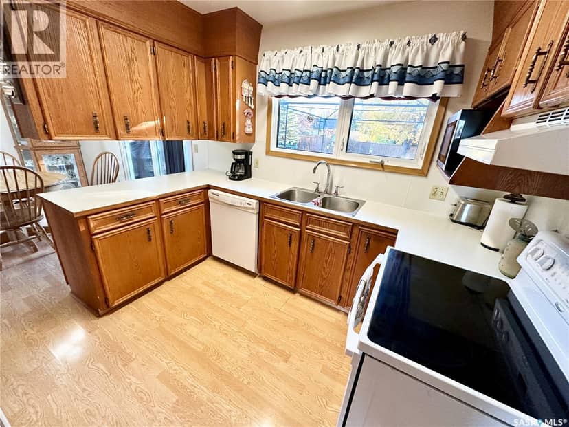 236 13th STREET NE, Weyburn, photo 2