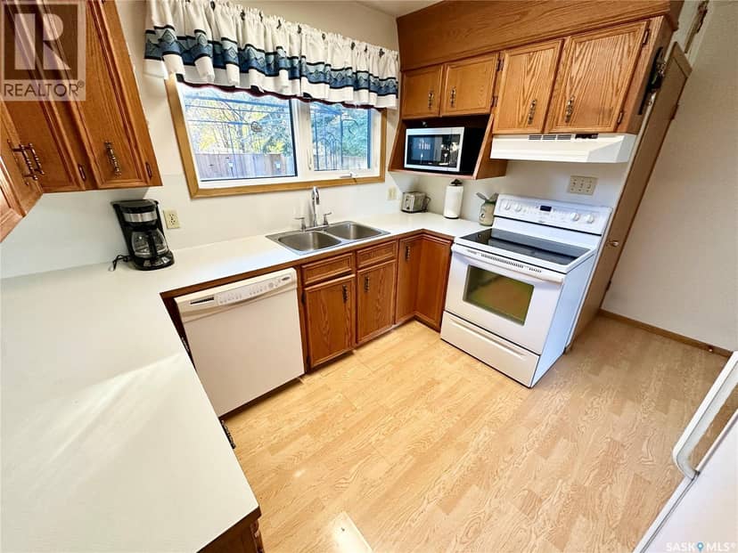 236 13th STREET NE, Weyburn, photo 3