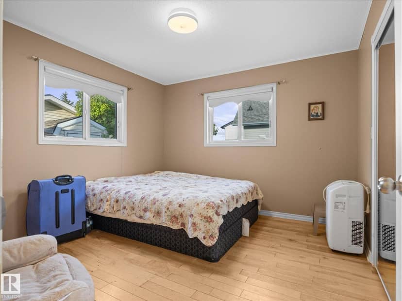 6326 50 AV — photo 18 of 40