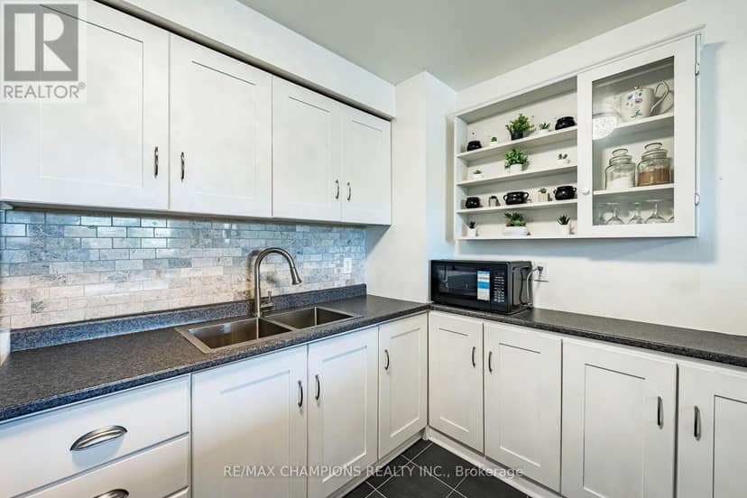 17 - 925 Bayly Street — photo 10 of 37