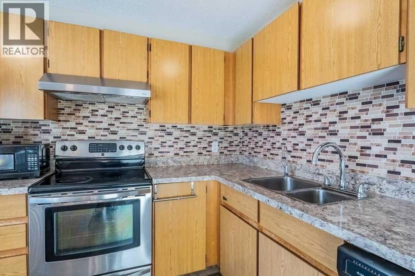 552 Queenston Gardens SE — photo 9 of 26
