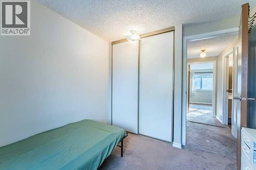 552 Queenston Gardens SE — photo 18 of 26
