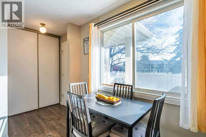 552 Queenston Gardens SE — photo 10 of 26