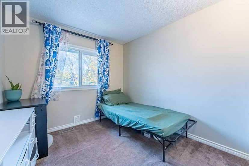 552 Queenston Gardens SE — photo 17 of 26