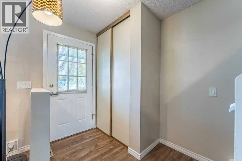 552 Queenston Gardens SE, Calgary, photo 2