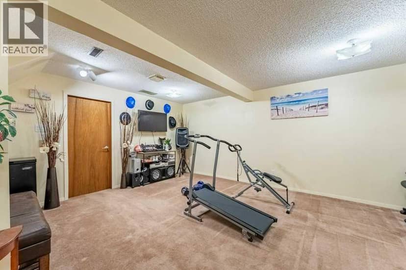 552 Queenston Gardens SE — photo 19 of 26