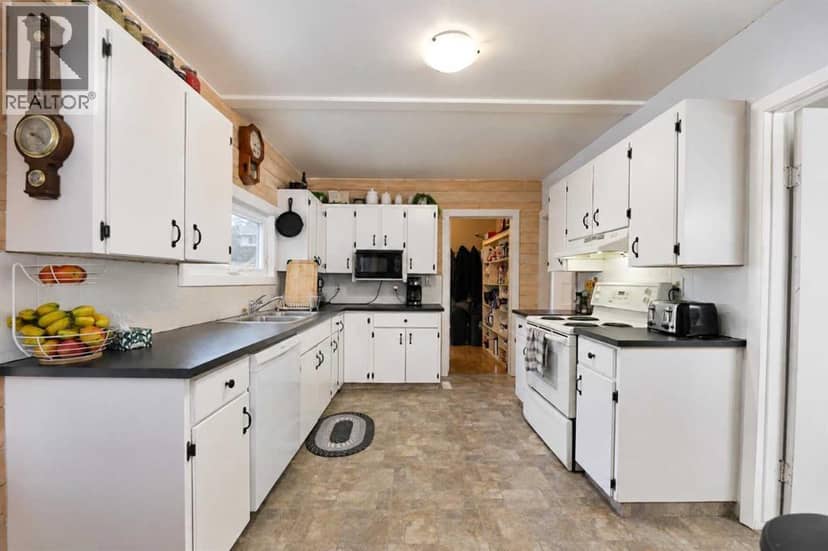 4610 47 Street — photo 10 of 35