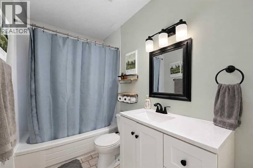 4610 47 Street — photo 16 of 35