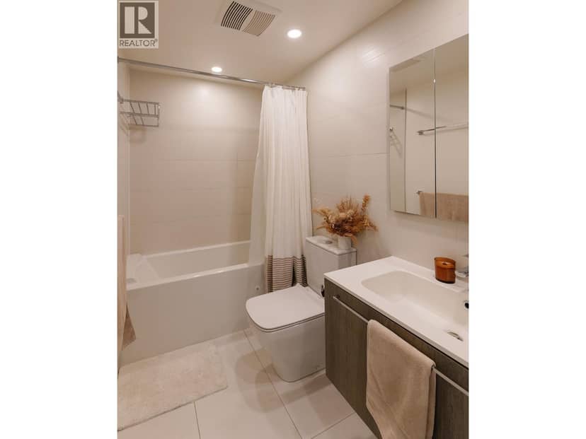 305 285 E 10th Avenue — photo 10 of 25