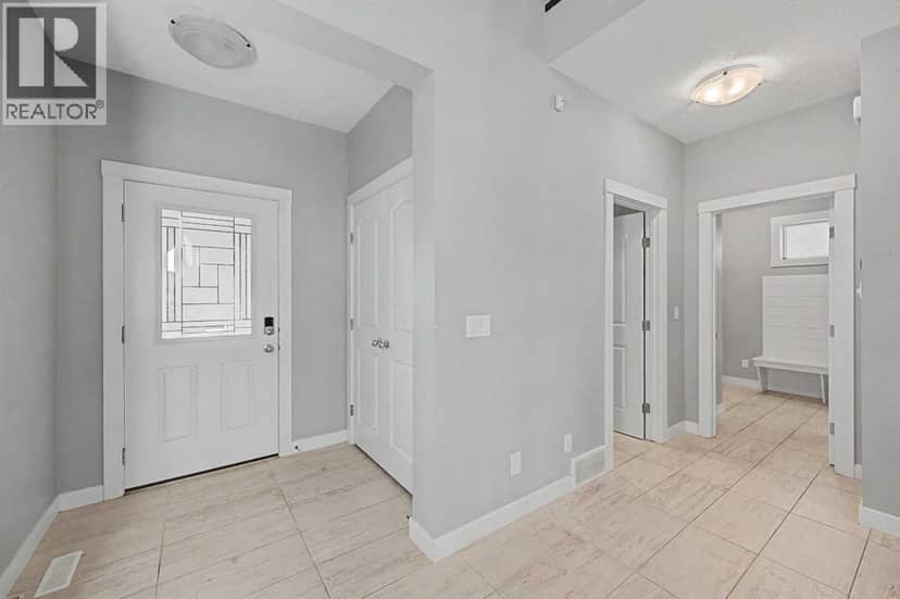 604 Midtown Place SW, Airdrie, photo 2
