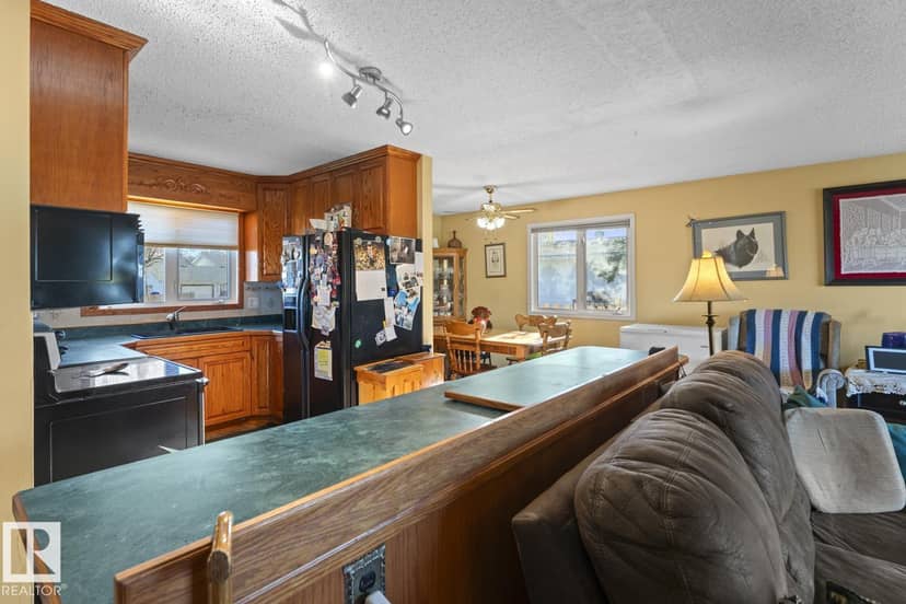 5019 45 ST — photo 18 of 37
